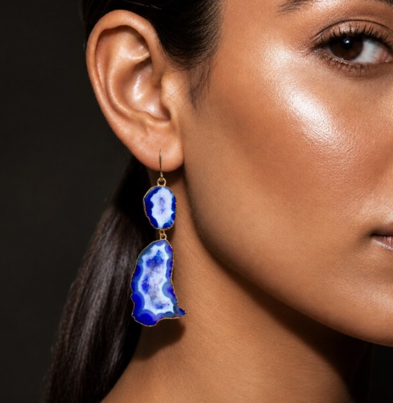 Geode statement earrings, gold-plated, indigo-white.