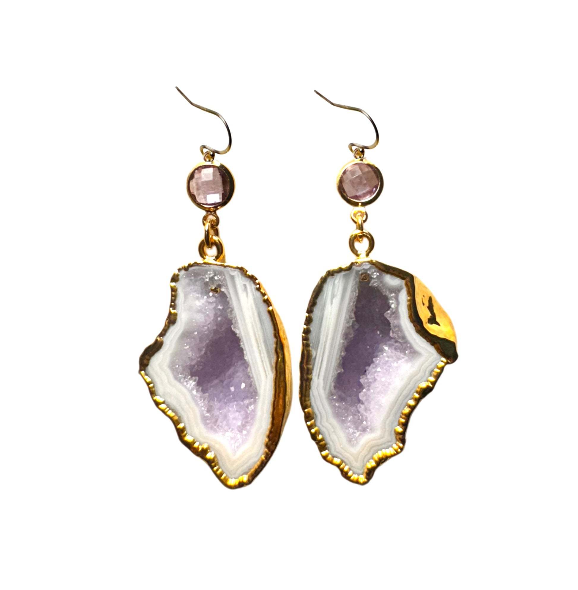 Agate geode earrings with quartz center, gold-plated, light yellow-purple.