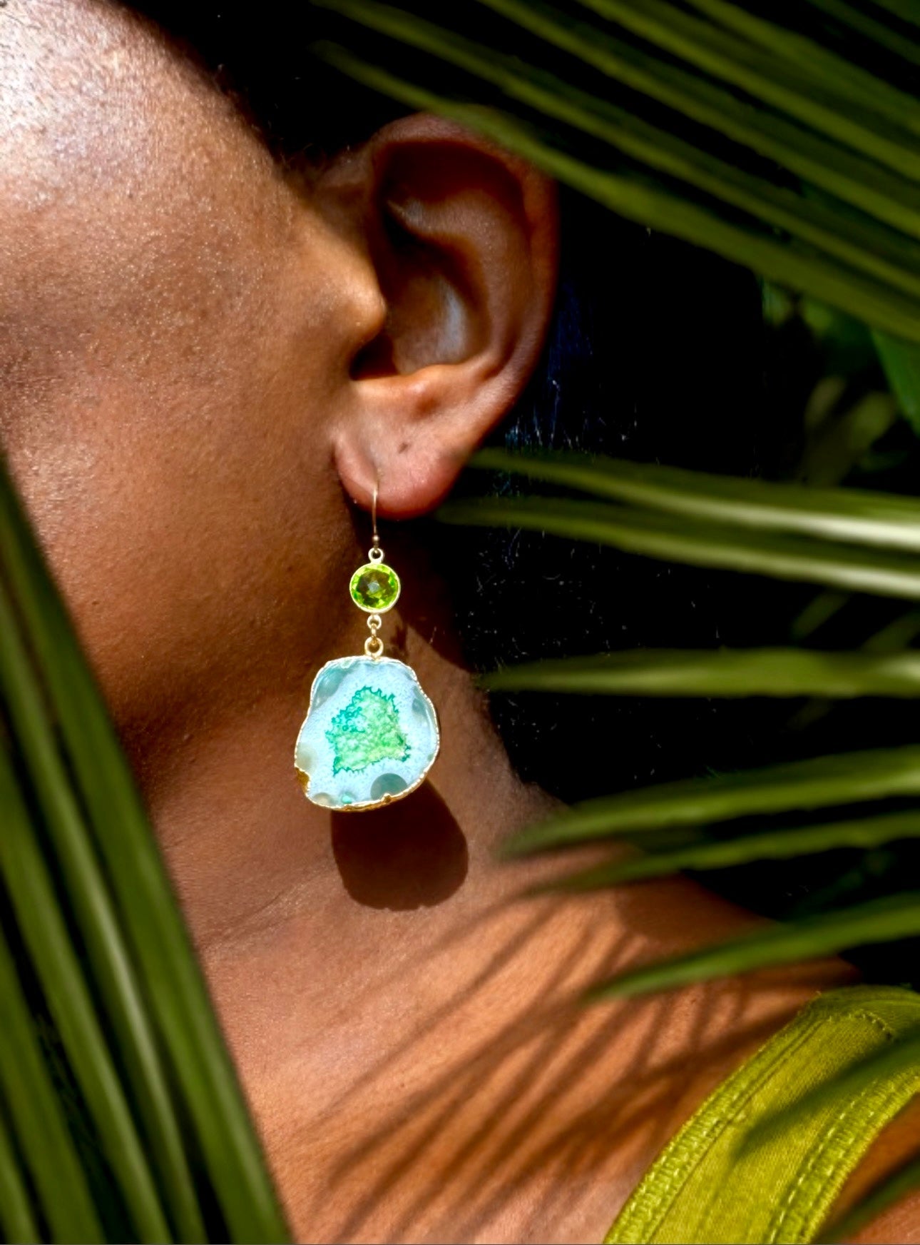 Geode drop earrings with peridot connector, gold-plated, lime green-white.